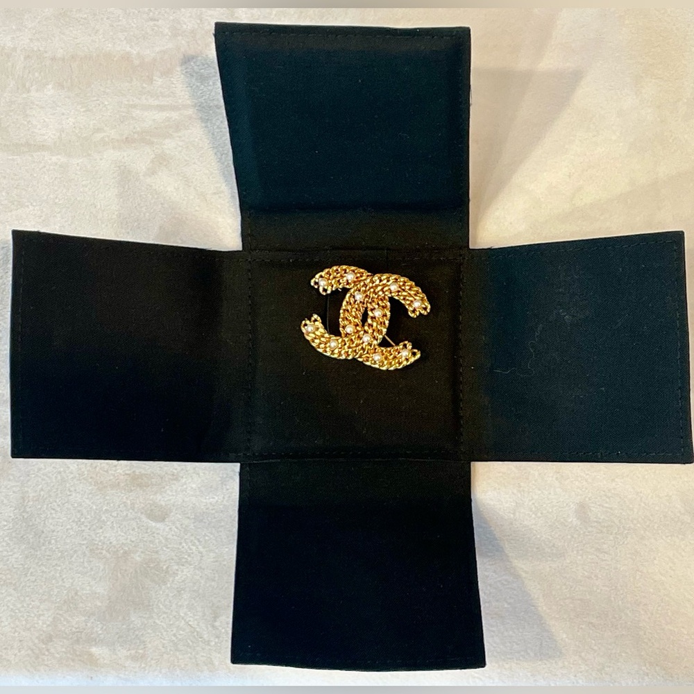 CHANEL chain link and faux pearl brooch, signed, never worn,  box&case, like new - Picture 8 of 14